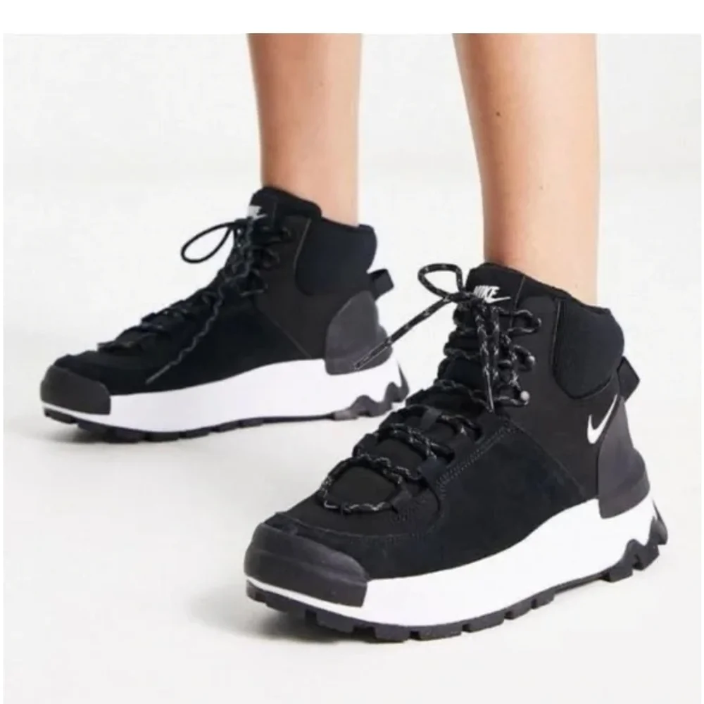 Nike Women's Black Sneakers